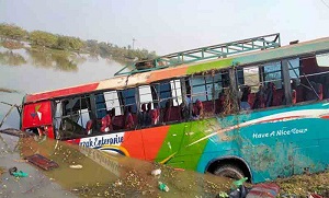 তালায় নিয়ন্ত্রন হারিয়ে বাস খাদে : নিহত-২