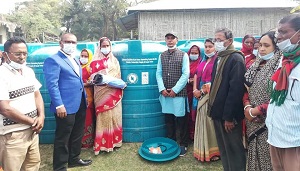 পাইকগাছার দেলুটি ইউনিয়নের ১১২ পরিবারে পানির ট্যাংক বিতরণ