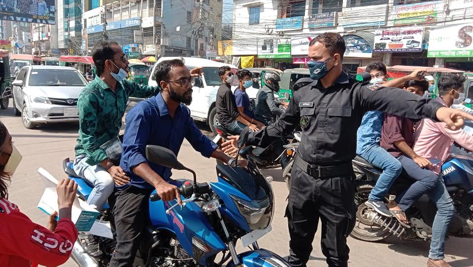 ঘর থেকে মাস্ক না পড়ে বের হওয়ায় কঠোর অবস্থানে খুলনা প্রশাসন