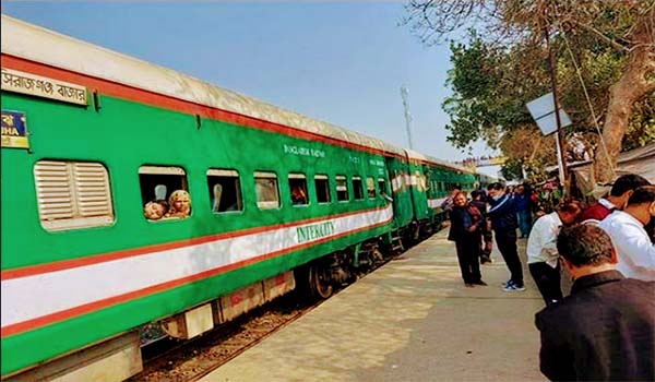 চাবি চুরি হওয়ায় ৪ ঘন্টা বন্ধ 'সিরাজগঞ্জ এক্সপ্রেস' ট্রেন