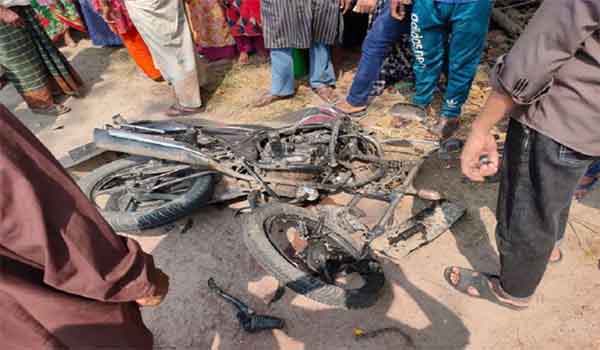 চাঁপাইনবাবগঞ্জে ট্রাক চাপায় দুই মোটরসাইকেল আরোহীর নিহত