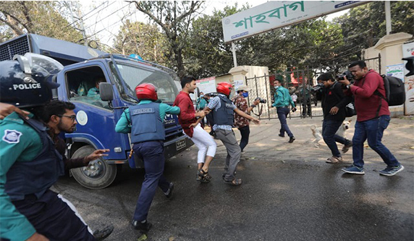 শাহবাগে আটক শিক্ষার্থীদের ছেড়ে দিলো পুলিশ