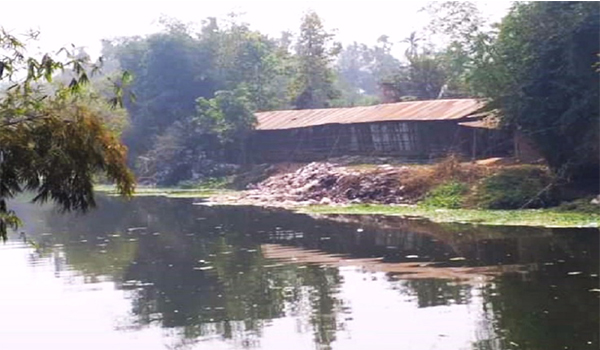 ঈদগাঁও নদীর তীরে ময়লা-আবর্জনা, ভোগান্তিতে এলাকাবাসী