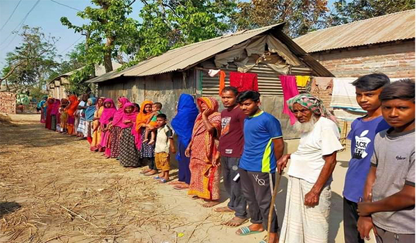 অবৈধ দখলে বাধা দেওয়ায় খড়ের গাদায় আগুন লাগানোর অভিযোগ