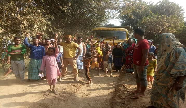 কুষ্টিয়ার ভেড়ামারায় সড়কে ড্রামট্রাক আটকে দিয়ে গ্রামবাসীর প্রতিবাদ