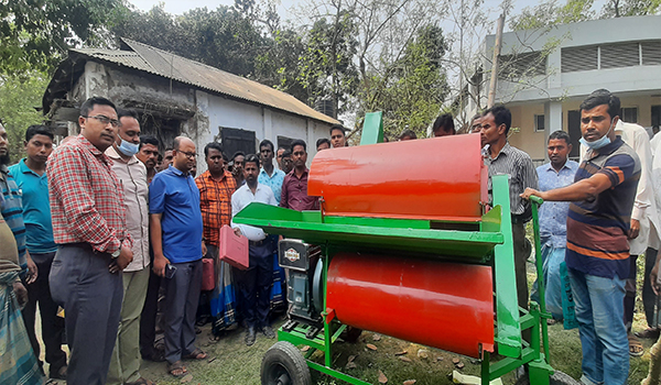 রৌমারীতে বিনামূল্যে কৃষকদের মাঝে ‘পাওয়ার থ্রেসার’ বিতরণ