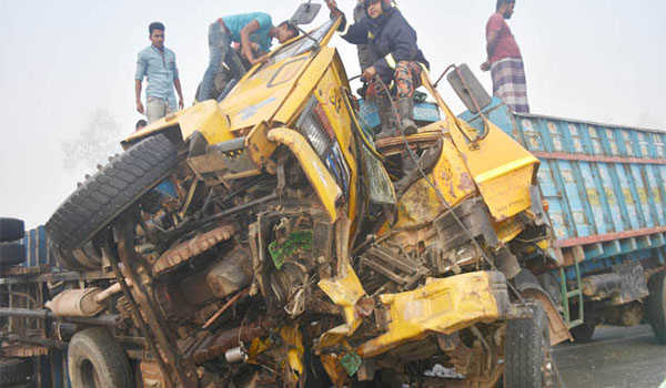 ২ ট্রাকের মুখোমুখি সংঘর্ষ, চালক নিহত, আহত ২