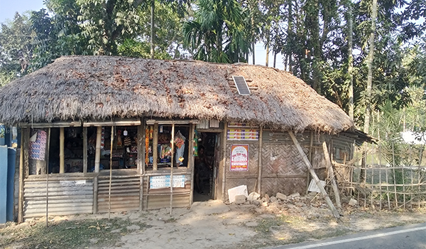 বাবার স্মৃতি ছোট্ট দোকানটি আঁকড়ে আছেন ৬৩ বছর বয়সে