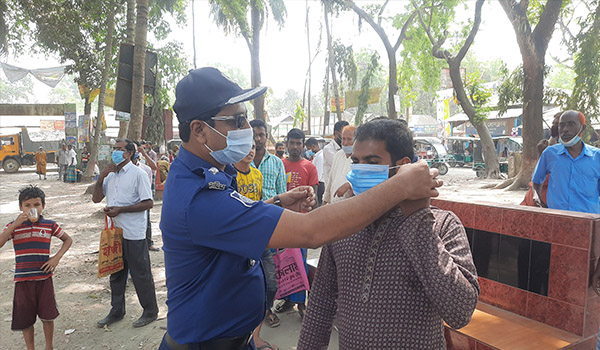 করোনা সচেনতায় রৌমারীতে আবারও পুলিশের পথসভা ও মাস্ক বিতরণ