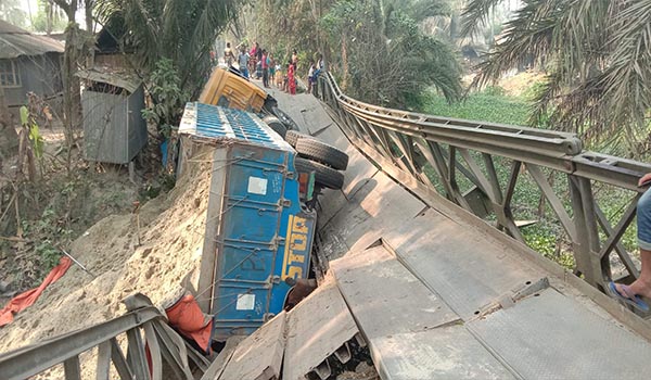 বাগেরহাটে ব্রীজ ভেঙ্গে ট্রাক খালে, যান চলাচল ব্যহত