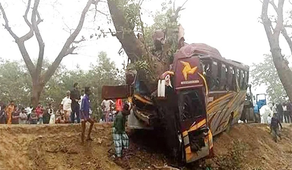 ফরিদপুরে গাছের সঙ্গে বাসের ধাক্কা, নিহত- ২