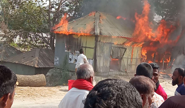 বগুড়ার শেরপুরে আগুনে পুড়ে ৪ দোকান ছাই; ব্যবসায়ীদের মাথায় হাত