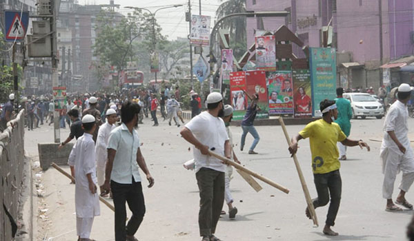 পল্টনে আ.লীগ-হেফাজত ধাওয়া-পাল্টা ধাওয়া