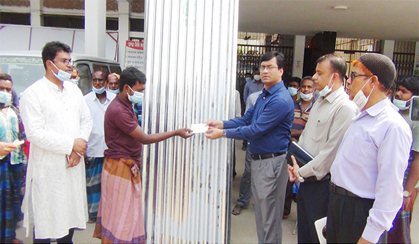 অগ্নিকান্ডে ক্ষতিগ্রস্তদের মাঝে নগদ টাকা ও ঢেউটিন বিতরণ