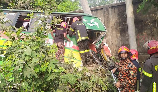 দুই বাসের মুখোমুখি সংঘর্ষ, নিহত- ১