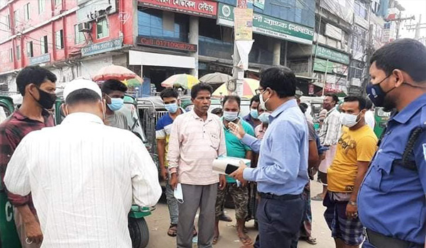 মানিকগঞ্জে মাস্ক পরিধান নিশ্চিতকরণে ভ্রাম্যমান আদালত পরিচালনা