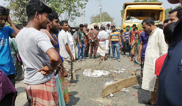 পাবনায় মোটরসাইকেলে ট্রাকের ধাক্কা, নিহত- ২