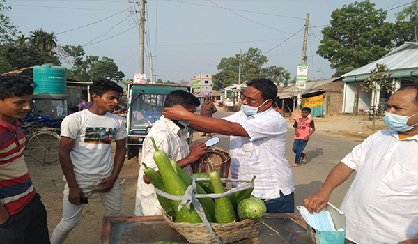 নালিতাবাড়ীর নন্নীবাজারে ইউপি চেয়ারম্যান রিটনের মাস্ক বিতরণ