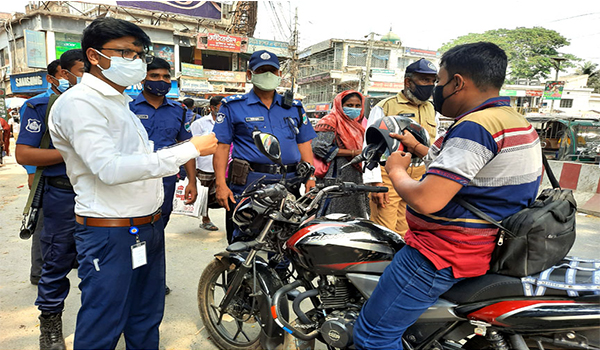 ঝিনাইদহে করোনা রোধে ভ্রাম্যমান আদালতের অভিযান, জরিমানা, মাস্ক বিতরণ