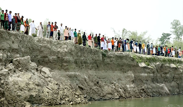 কুড়িগ্রামে ধরলার ভাঙ্গন রোধে ব্যবস্থা নেয়ার দাবিতে মানববন্ধন