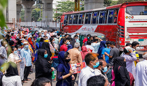 বাস কাউন্টারে যাত্রীদের ভিড়