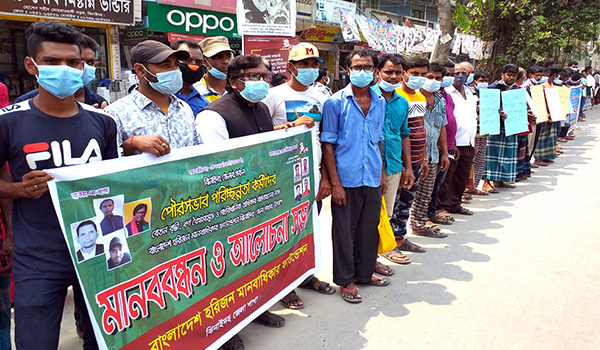 দৈনিক চার’শ টাকা হাজিরার দাবীতে পরিচ্ছন্ন কর্মীদের বিক্ষোভ