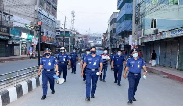 কুষ্টিয়ায় করোনা প্রতিরোধে লকডাউন কার্যকর ও মাস্ক বিতরণ