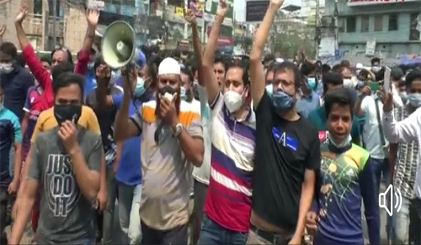 লকডাউনের প্রতিবাদে বগুড়ায় মানববন্ধন ও বিক্ষোভ