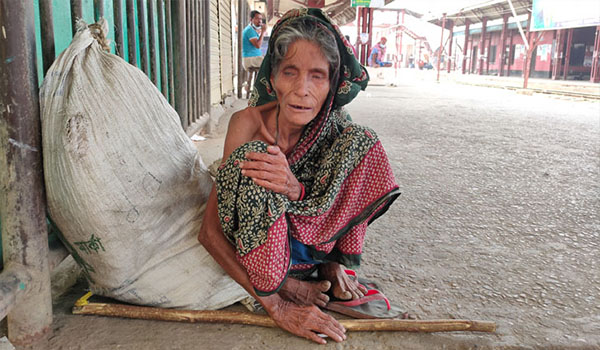 করোনার ভয়ে অসুস্থ মাকে ট্রেনে তুলে দিল ছেলে!