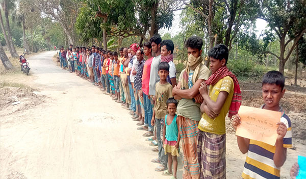 শৈলকুপায় সেচ ক্যানেল ভরাট করে রাস্তা নির্মাণ প্রতিবাদে কৃষকদের মানবন্ধন