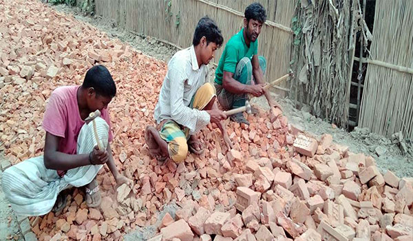 শৈলকুপায় নিম্নমানের ইট দিয়ে রাস্তা নির্মান