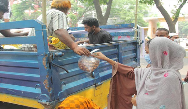 রাজধানীর ১০০ স্পটে টিসিবি’র ট্রাক, ক্রেতাদের দীর্ঘলাইন