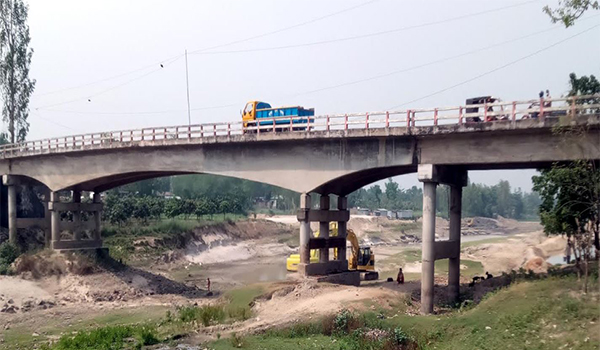 পাঁচবিবিতে ব্রিজ রক্ষায় সিসি ব্লক তৈরি