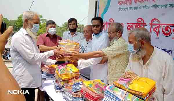 ফরিদপুরে অসহায় মানুষের মাঝে বিএনপি'র শাড়ি ও লুঙ্গি বিতরণ