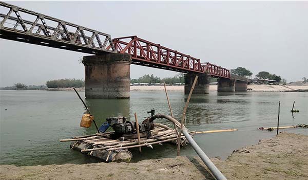 কুড়িগ্রামে অবৈধ ড্রেজার দিয়ে বালু তুলে নির্মাণ করা হচ্ছে সোনাহাট সেতু রক্ষা বাঁধ