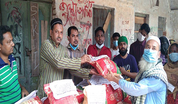 খালেদা জিয়ার রোগমুক্তি কামনায় বরিশালে স্বেচ্ছাসেবকদলের ইফতার সামগ্রী বিতরণ