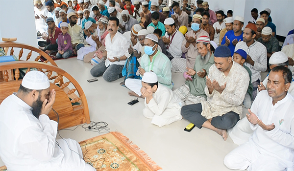 বগুড়ায় মসজিদে আর রহমানে প্রথম জুম্মার জামায়াতে খালেদা জিয়ার সুস্থতা কামনায় দোয়া মাহফিল