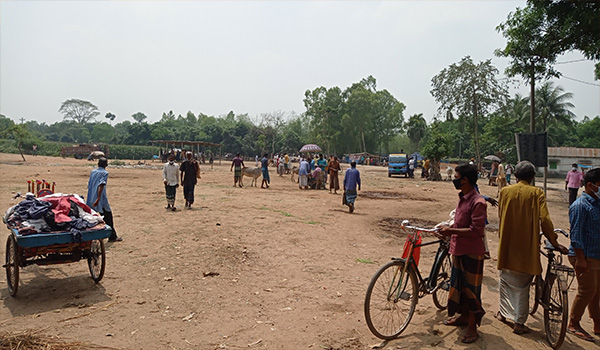 হাট বসালো ইজারাদার ভেঙে দিলো প্রশাসন