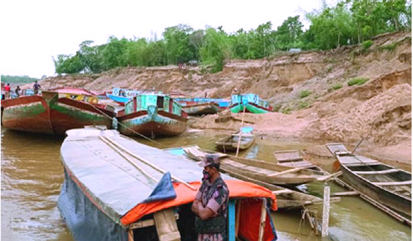 সুনামগঞ্জে অবৈধ বালি ও পাথরসহ ২৫টি নৌকা আটক, ১ জনের কারাদন্ড