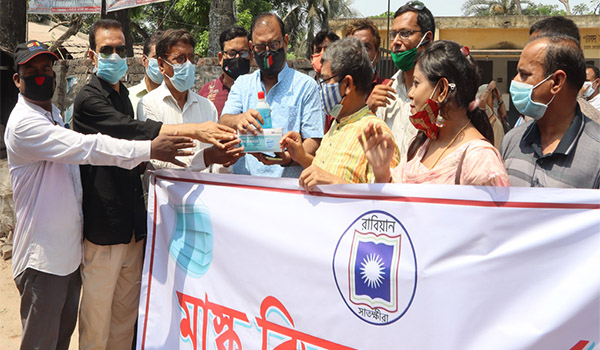 তালায় রাবি এলামনাই এ্যাসোসিয়েশনের উদ্যোগে মাস্ক বিতরণ