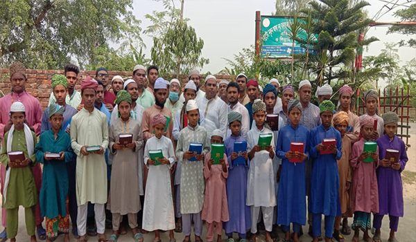 শাজাহানপুরে শতাধিক এতিম ছাত্রদের হাতে কুরআন শরীফ তুলে দিল স্বেচ্ছাসেবকদল নেতা মমিন