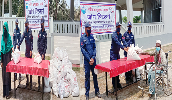 তজুমদ্দিনে দুস্থদের মাঝে কোস্টগার্ডের ত্রাণ বিতরণ