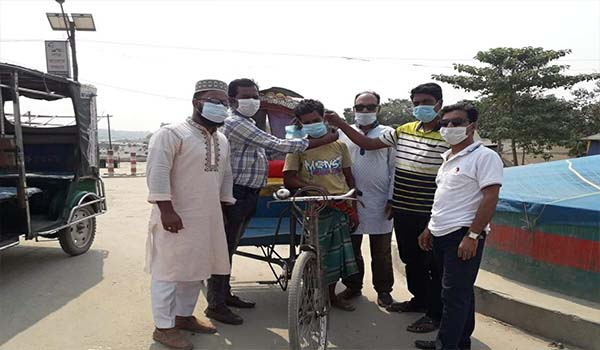 মে দিবসে জেলা প্রেসক্লাবের মাস্ক বিতরন