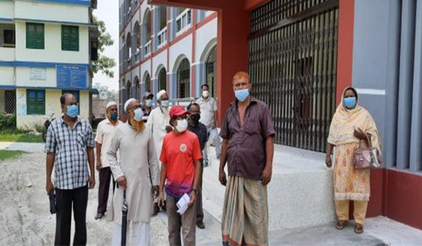 কুষ্টিয়ায় টিকা নিতে এসে ফিরে গেলেন মানুষ