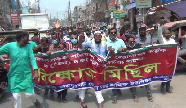 জয়পুরহাটে গণপরিবহন চালুর দাবিতে শ্রমিকদের বিক্ষোভ