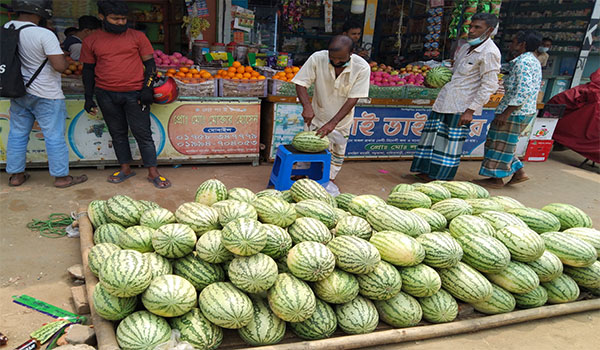 নালিতাবাড়ীতে ব‍্যবসায়ীদের সিন্ডিকেটে কেজি দরে বিক্রি হচ্ছে তরমুজ যেন দেখার কেউ নেই