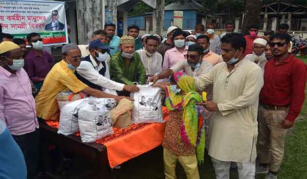 শাজাহানপুরে কর্মহীন মানুষের মাঝে বিএনপির ঈদ সামগ্রী বিতরণ