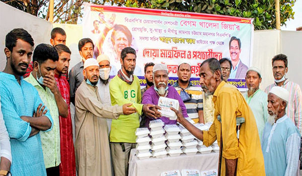 বেগম খালেদা জিয়ার রোগমুক্তি কামনায় ইফতার সামগ্রী বিতরণ