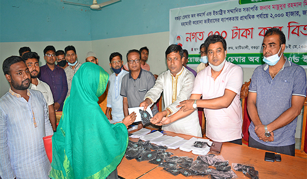 বগুড়া চেম্বার অব কমার্স এন্ড ইন্ডাষ্ট্রির উদ্যোগে অসহায় মানুষকে নগদ অর্থ প্রদান