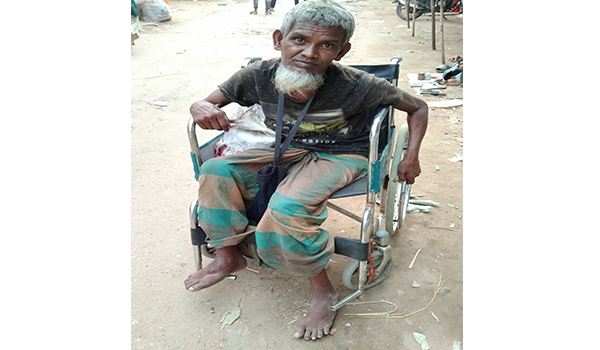 পঙ্গু আজিবর ১০ বছরেও পায়নি ভাতার কার্ড, অবশেষে ভিক্ষাবৃত্তি